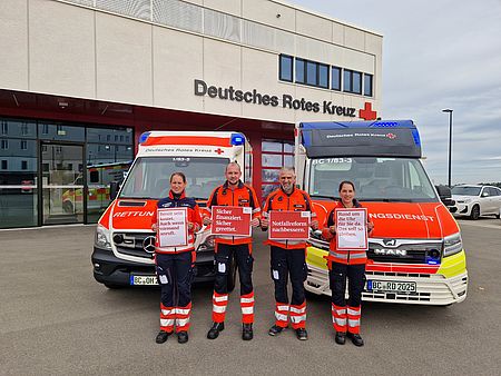Zwei Rettungswägen und 4 DRK-Rettungskräfte vor der Rettungswache Biberach