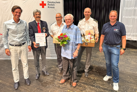 Sechs Männer unterschiedlichen Alters bei der DRK-Kreisversammlung