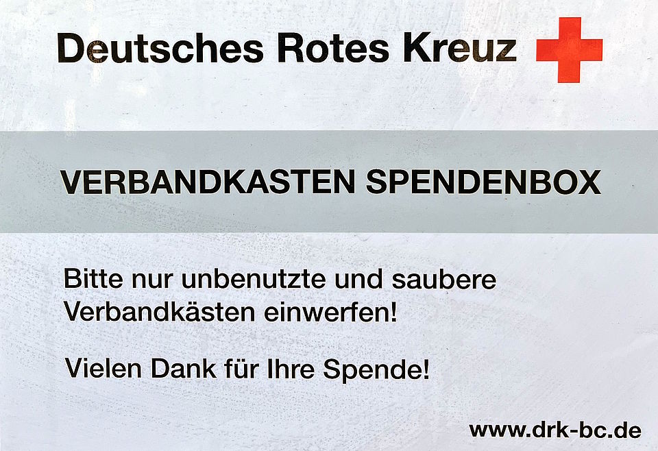 Verbandskastenspende Die Aufschrift einer Verbandskasten-Spendenbox