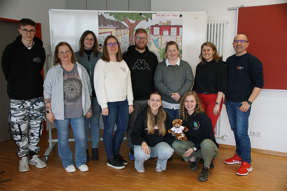 Ein Gruppenfoto mit Ehrenamtlichen des DRK bei einer Fortbildung