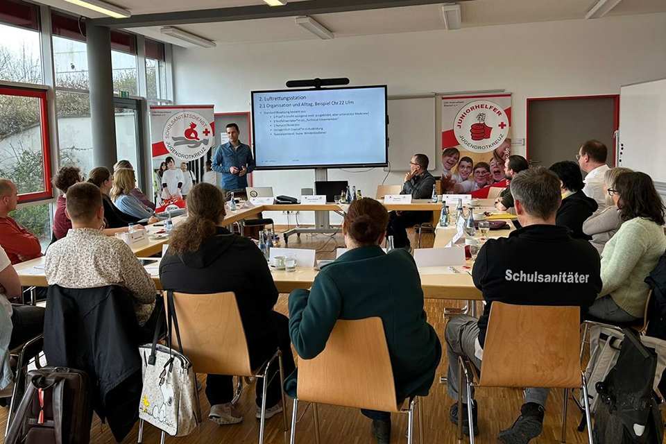 Ein Referent hält einen Vortrag vor einer Gruppe.