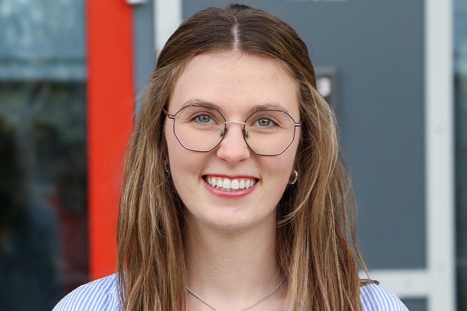 Ein Portraitfoto einer jungen Frau