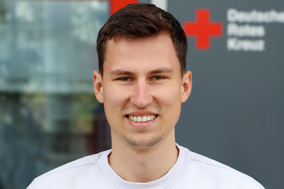 Ein Portraitfoto eines jungen Mannes