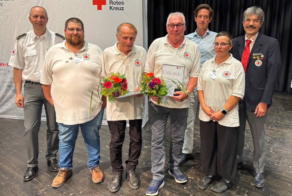 Ein Gruppenfoto mit sieben Personen bei der DRK-Kreisversammlung