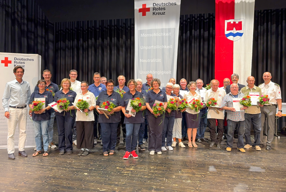 Ein Gruppenfoto einer großen Menschengruppe auf der DRK-Kreisversammlung