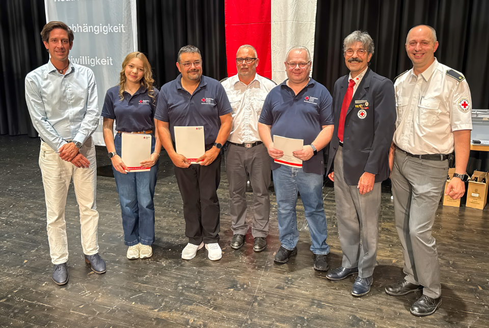 Gruppenfoto mit sieben Personen auf der DRK-Kreisversammlung
