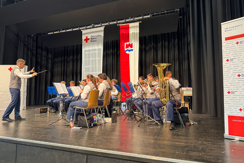 Ein Orchester spielt bei der DRK-Kreisversammlung
