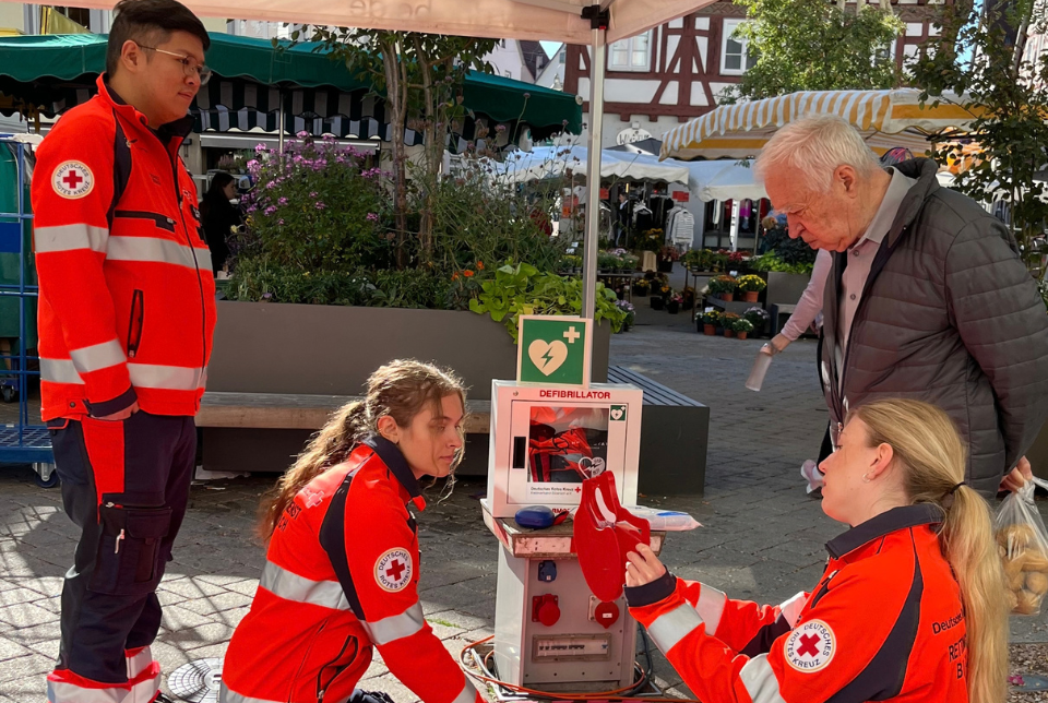 Woche der Wiederbelebung DRK-Mitarbeitende zeigen die Wiederbelebung an einer Puppe