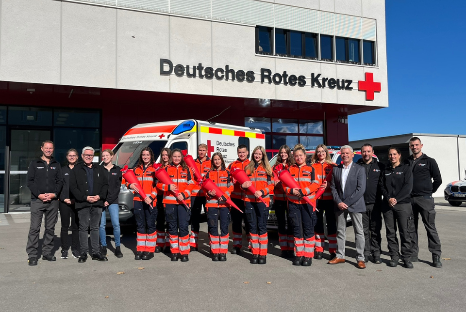 Eine Menschengruppe in DRK-Kleidung vor der Rettungswache Biberach.